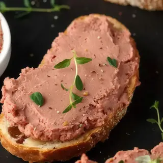 Paté De Malvasía Con Fresa Y Picatostes