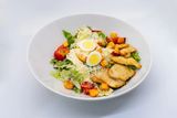 Salată Caesar cu pui