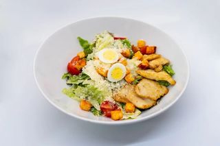 Salată Caesar cu pui