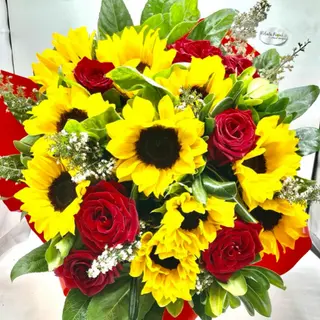 Bouquet di girasoli e rose rosse