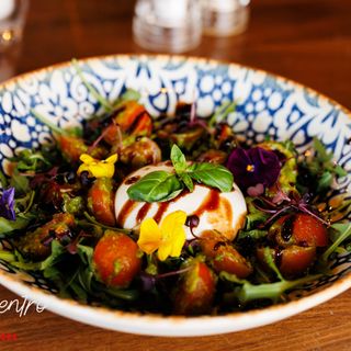 Buratta cu salsa de rosii cherry , rucola si paine de casa