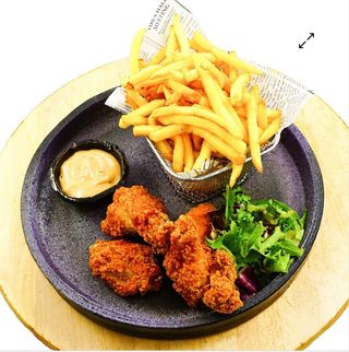 Meniu: aripioare crispy+cartofi+ketchup/maioneza