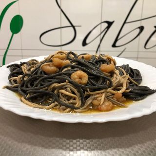 Espaguetis Negros con Gulas y Gambas