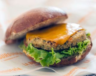 Burguer de quinoa. Con patatas y salsa!
