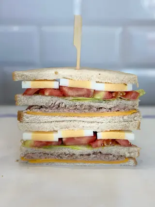 Club Sándwich De Atún 
Huevo Duro , Lechuga , Tomate, Queso Y Mayonesa