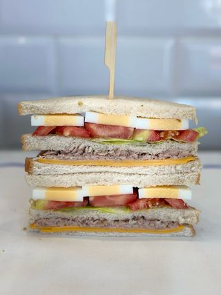 Club Sándwich De Atún 
Huevo Duro , Lechuga , Tomate, Queso Y Mayonesa