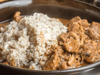 Gulasz wieprzowy z kaszą, surówka