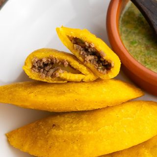 Para La Oficina 5 Empanadas (Elige dos sabores) 1 Refresco + 1 Salsa 