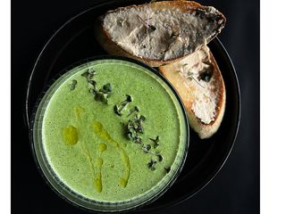 Шпинатний крем-суп з лососем та брускетами та сиром Горгонзола (300г)