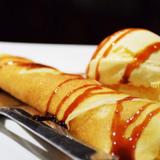 Crep con helado y sirope de chocolate 