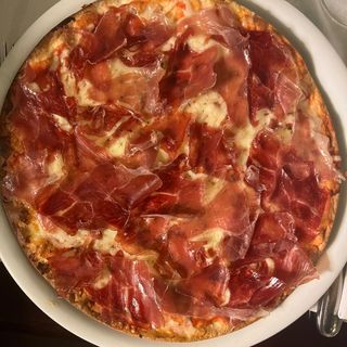 Pizza de jamón Ibérico con mozzarella y trufa negra
