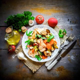 Индейка с овощами и картофельными дольками