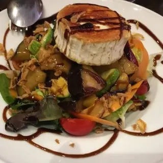 Ensalada De Tibia De Frutos Secos Con Queso De Cabra Gratinado
