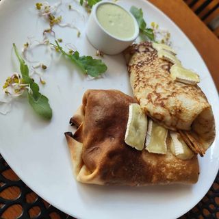 Naleśniki z kurczakiem i serem cammembert