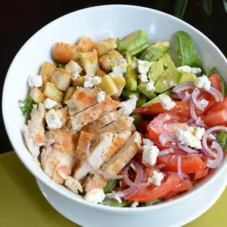 Salata cu piept de pui si avocado