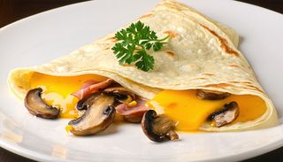 Naleśnik z żółtym serem, pieczarkami, szynką