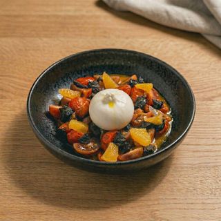 Ensalada de tomates confitados, burrata, naranja y miel