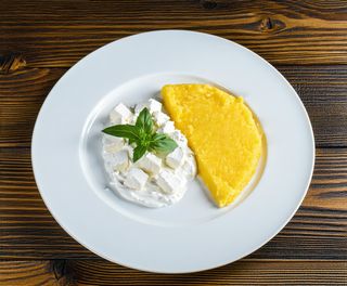 Brânză cu smântână şi mămăligă