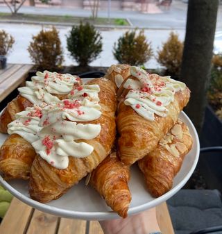 Круасан вишня-маскарпоне