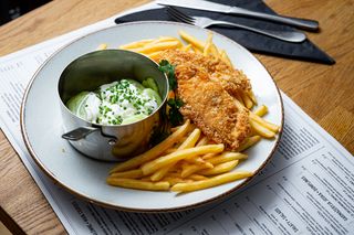 Kotleciki z kurczaka z frytkami i mizerią