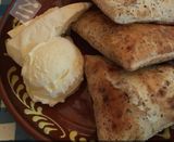 Uštipci od heljde sa kajmakom i sirom