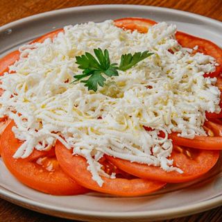 Paradajz salata sa sirom