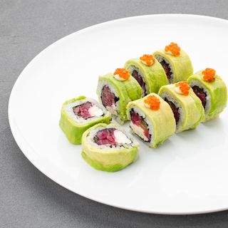 Roll z łososiem gravlax i awokado