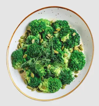 Брокколи под кунжутным соусом