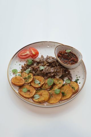 Телятина с луком и картофелем