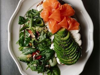 Авокадо тост з лососем (385g)