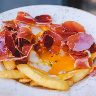 Huevos Rotos Con Jamón Ibérico Y Patatas Fritas