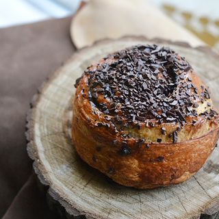 დენიში ვანილის კრემით , ქიშმიშით და შოკოლადის მარცვლებით