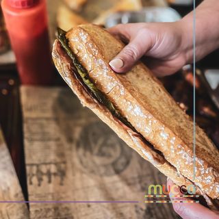 Bocadillo De Lomo, Huevo Y Bacon