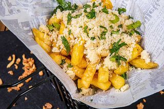 Cartofi prăjiţi cu parmezan, usturoi şi pătrunjel 