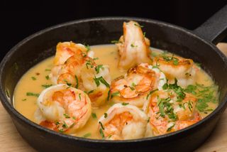 Creveti in sos de vin