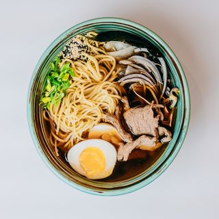 Рамен с говядиной и сыром чеддер