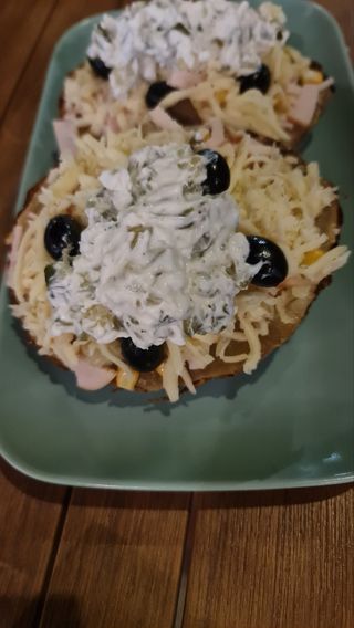 Пълнен картоф с шунка, сирене и кашкавал