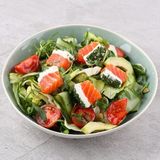 Салат з лососем та вершковим сиром