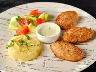 Котлетки курячі з гарніром (180/150/100/40)