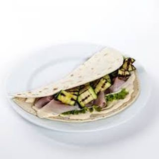 Piadina con prosciutto, verdure miste e mozzarella
