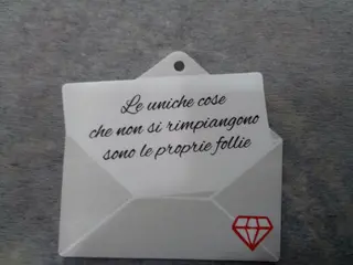 busta di materiale rigido con scritta no. 5