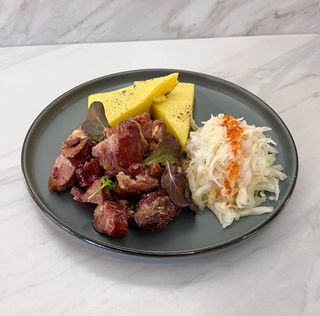 Carne la garnita cu mamalia si varza murata cu boia 500g