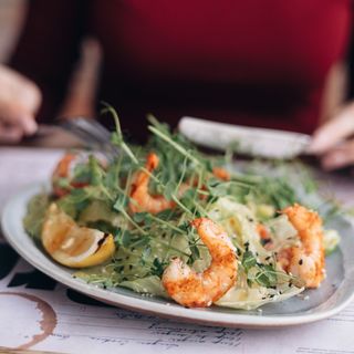 Салат з креветками та авокадо (250г)