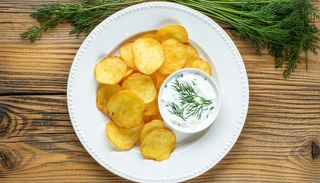 Домашен чипс с чеснов сос