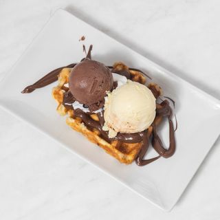 Gofre Chocolate Y Helado