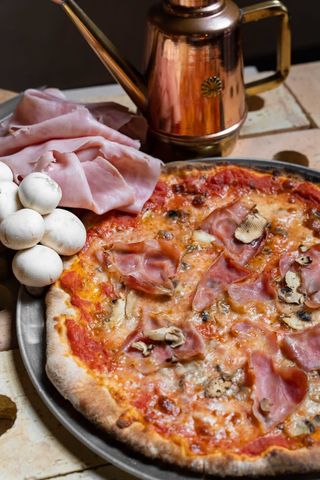 Pizza Prosciutto e Funghi