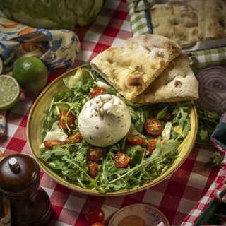 Salată cu burrata