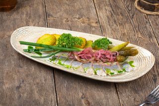 Филе сельди с теплым картофелем с маринованным луком (363 гр)