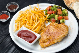 Piept de pui la grătar cu cartofi prăjiți și salată de varză