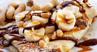 Palačinke sa prženim lješnjacima bananom i plazmom